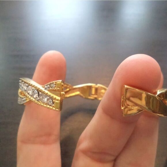 VINTAGE SIGNED PREMIER DESIGNS RHINESTONE HINGED 6 3/4" BRACELET - Picture 3 of 7